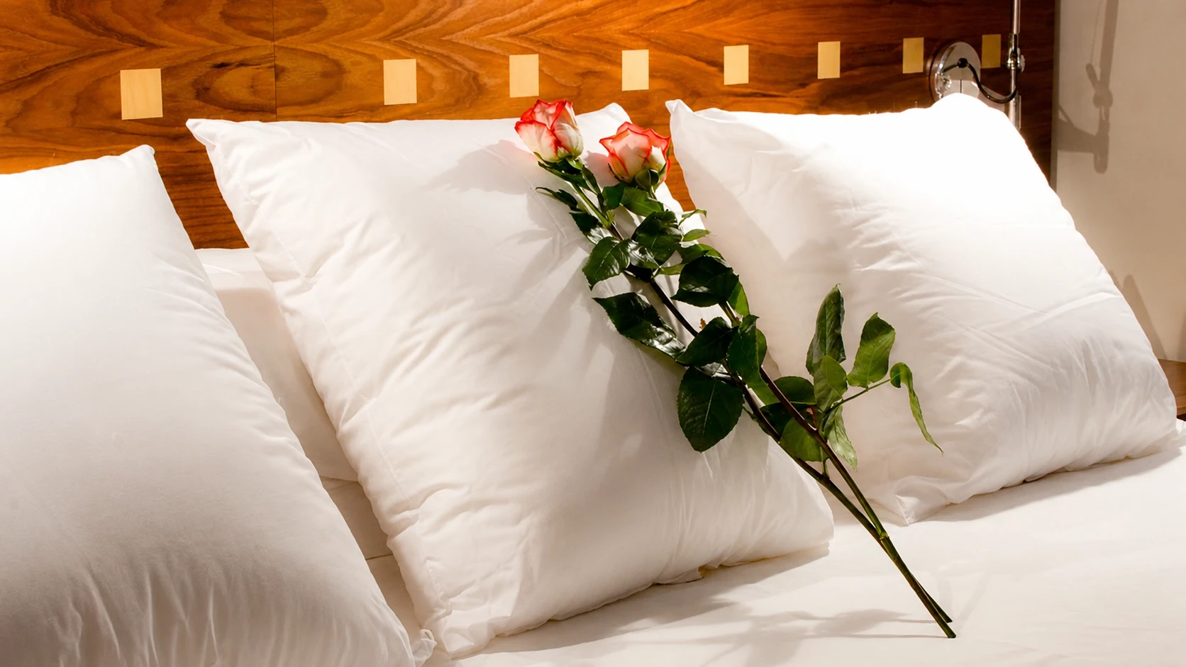 Suite del Gran Hotel Victoria con detalle de rosas